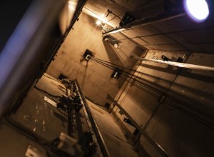 В Астане лифт с людьми сорвался в шахту, есть погибший и раненые