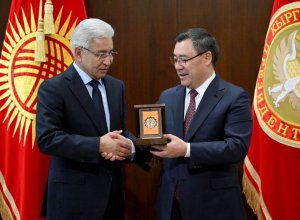 Жапаров вручил генсеку ОДКБ государственную награду