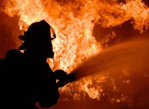 В Баку начался пожар в многоэтажном здании