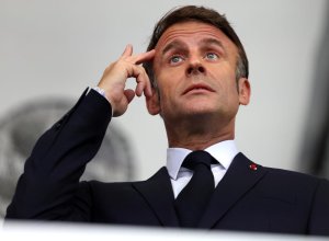 Макрон готовится к информационной гибридной войне с Россией