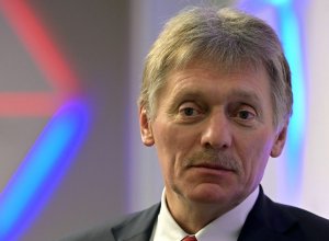 Контакты России и США продолжаются, заявил Песков