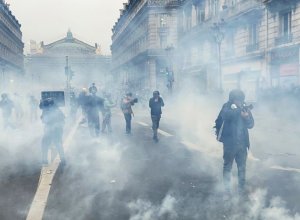 На юге Франции жандармы применили слезоточивый газ против протестующих фермеров