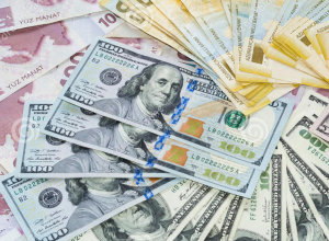 “Yastıq altı” vəsaitlər dollarla saxlanılır – Dedollarlaşmanın görünməyən tərəfi