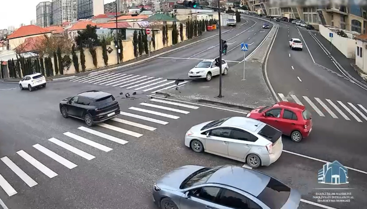 В Баку автомобиль без водителя врезался в светофор