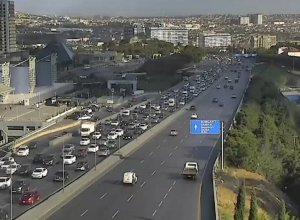 В Баку на ряде улиц и проспектов затруднено движение транспорта