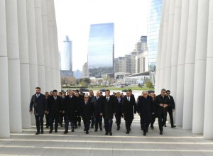 Джевдет Йылмаз посетил в Баку памятник Победы-ФОТО