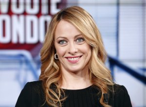 Бензопила, рис и бриллианты: что продает премьер Италии