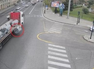 В Баку с грузовика упала бочка - Видео