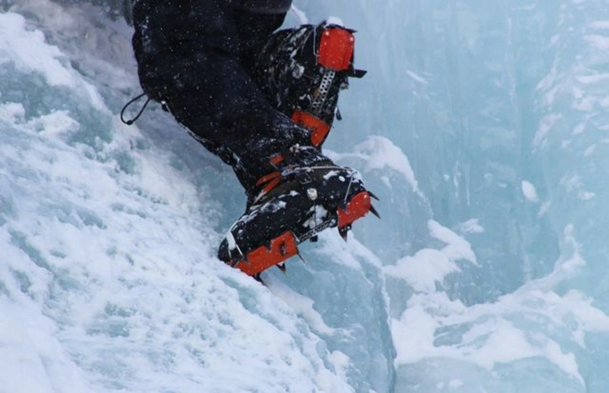 Один альпинист погиб, двое пропали после схода лавины в горах Казахстана