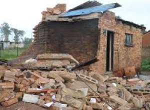 В результате обрушения здания в ЮАР погибли три человека