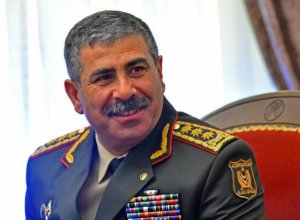 Закир Гасанов поздравил личный состав Армии