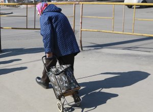 В Баку двое мужчин помогли старушке донести сумки из магазина и заодно ограбили ее