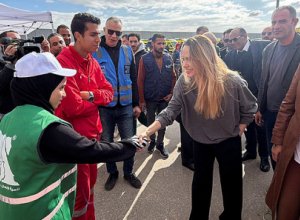 Анджелина Джоли навестила раненных палестинцев в «Рафах»