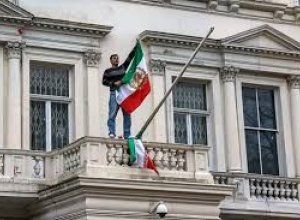 Иранцы демонтировали вывеску консульства в Милане