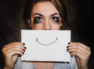 Xoşbəxt görünmək məcburiyyəti: Ruhunuzu necə zəhərləyirsiniz? - Psixoloqdan açıqlama