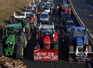 Французские фермеры вновь вышли на улицы Парижа на тракторах