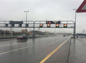 На трассе Зыхский круг - аэропорт из-за дождя снижен скоростной режим