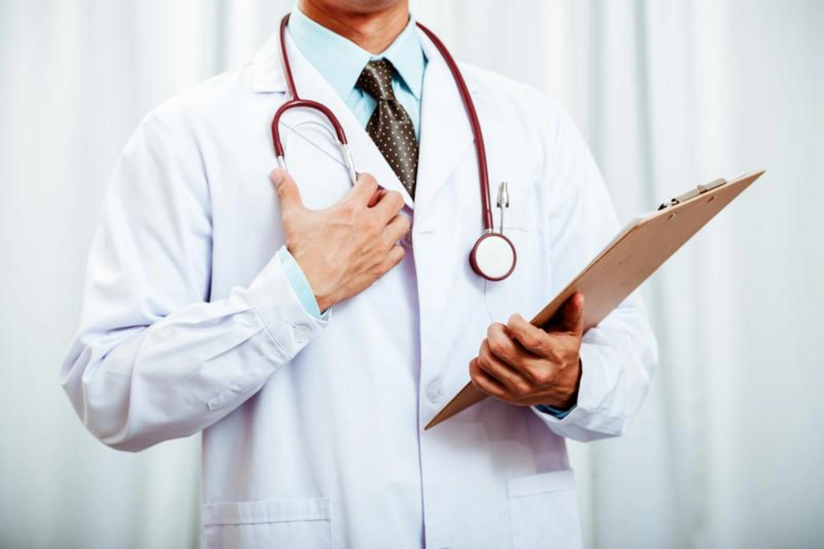 В Азербайджане продлены надбавки к зарплатам медиков, борющихся с COVID-19