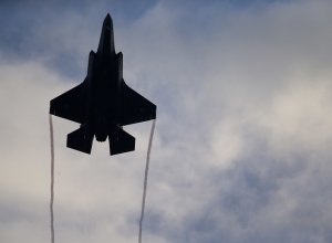 Истребитель США пропал над Тихим океаном