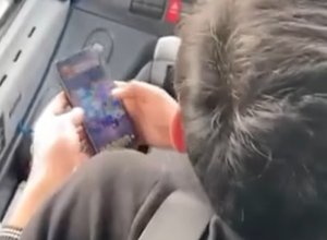 Уволен водитель автобуса Баку-Гянджа, игравший всю дорогу в мобильные игры