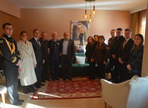 Семье погибшего при крушении С-130 турецкого военного вручили флаг Азербайджана