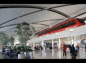 Автомобиль врезался во въезд аэропорта Детройта, пострадали 6 человек