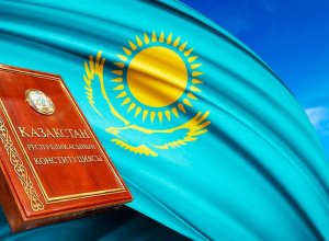 В Казахстане предложили прописать в Конституции разнополые браки