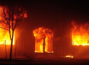 В Греции пять человек пропали без вести из-за пожара на предприятии