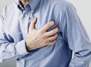 Тошнота и боль в животе могут быть признаками сердечного приступа у женщин