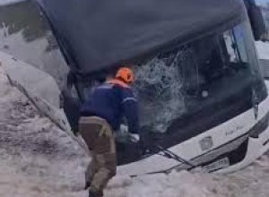 В Новороссийске автобус столкнулся с легковушкой, в салоне заблокированы пассажиры