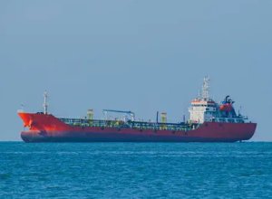 Испанские спасатели сопроводили подсанкционный танкер в порт Танжера