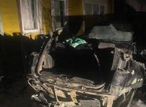 В России автомобиль врезался в дом, есть погибшие