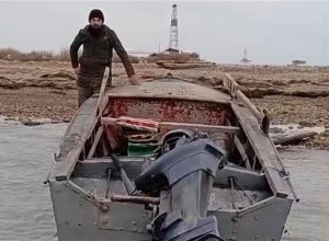 Сотрудники МЧС эвакуировали рыбаков с неисправной лодки в Каспийском море