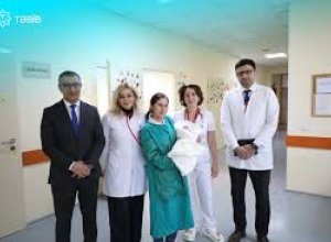 В Баку врачи выходили младенца, родившегся с весом 540 граммов