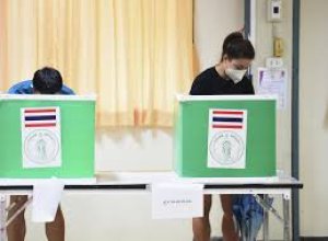 В Таиланде проходят досрочные парламентские выборы и референдум