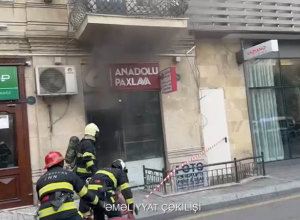 В Баку в магазине произошел пожар-ВИДЕО