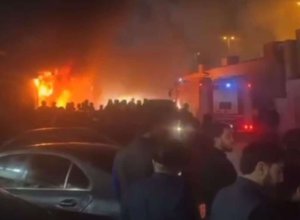 В Баку мужчина поджег ресторан с посетителями и запер выход