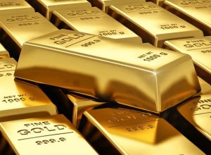 Цена золота стабильна на ослаблении ожиданий по снижению учетной ставки ФРС США