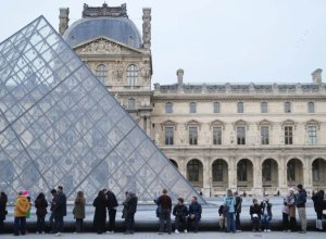 Во Франции задержаны 9 человек по подозрению в мошенничестве с билетами в Лувр