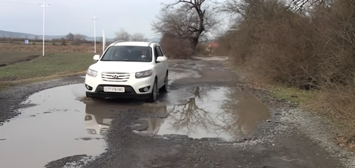Жители Огузского района рассказали, что из-за бездорожья молодежь покидает село