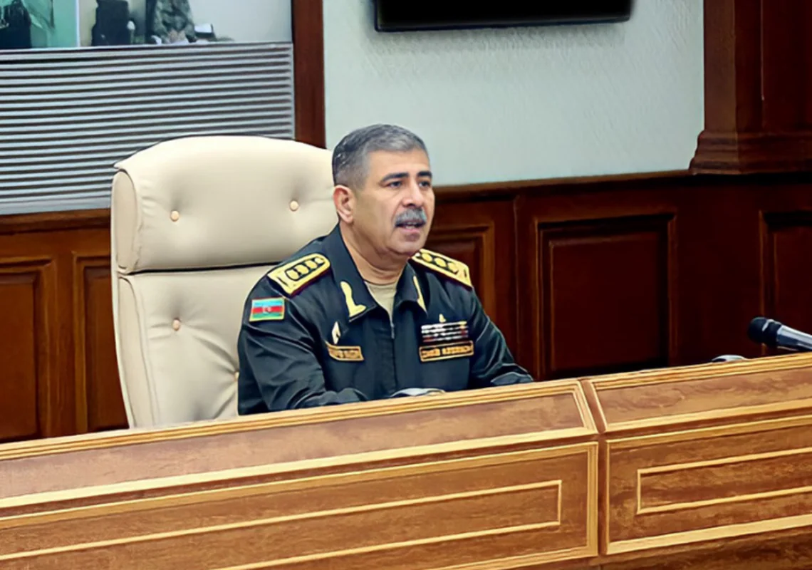 Министр обороны Закир Гасанов провел заседание и дал поручения