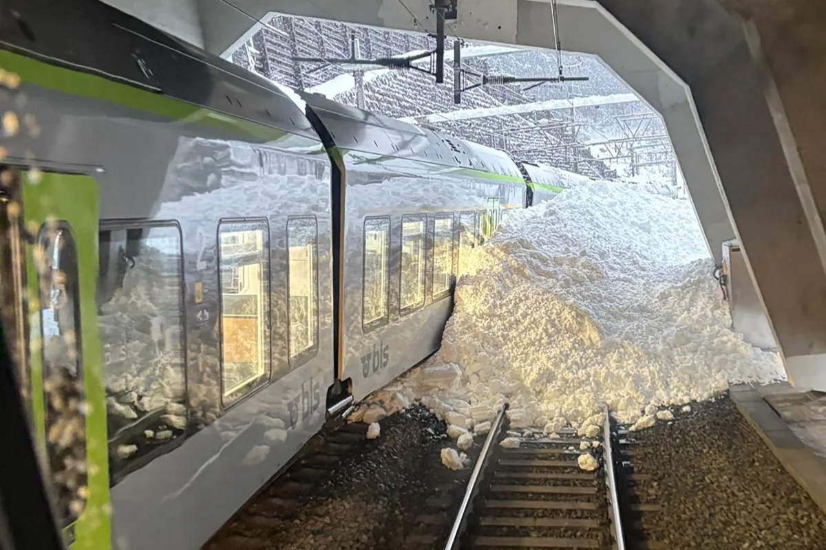 В Швейцарии лавина стала причиной схода поезда с рельсов: есть пострадавшие