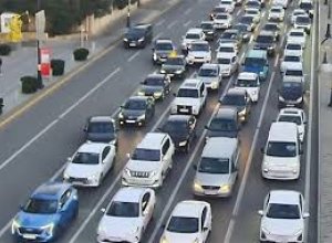 В Баку на двух десятках улиц и проспектов затруднено движение транспорта