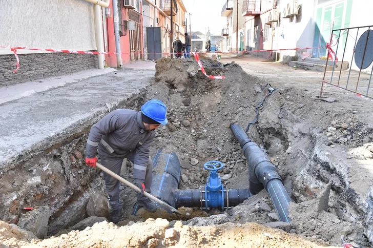 В Хатаинском районе Баку перенесли магистральный водопровод-ФОТО