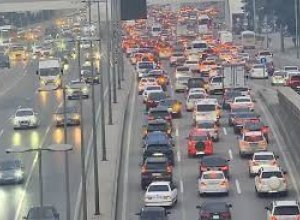 На ряде улиц и проспектов Баку затруднено движение транспорта