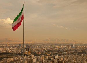 Иран нанес ракетный удар по авианосцу ВМС США