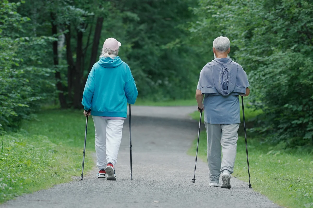 Названо идеальное время для прогулок ради здоровья