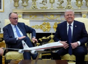 Politico: Мерц раболепно сидел рядом с Трампом