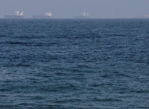 Удар в ватерлинию: контейнеровоз вспыхнул в Ормузе