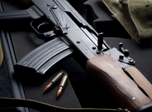 В Сальяне у 63-летнего мужчины изъяты автомат и наркотики